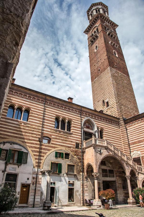 Hotel Aurelia Luxury - Piazza Delle Erbe Verona Exterior foto