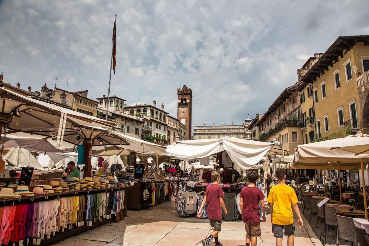 Hotel Aurelia Luxury - Piazza Delle Erbe Verona Exterior foto